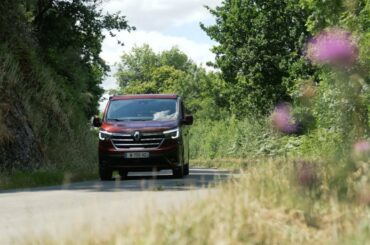 All-new Renault Trafic SpaceNomad: your place in the sun | Renault Group