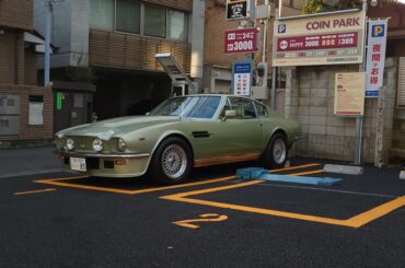 spotted this vintage [aston martin vantage] parked in tokyo