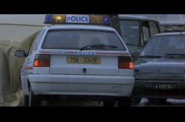 What car are the Paris police using in the Bourne Identity car chase (2002)?