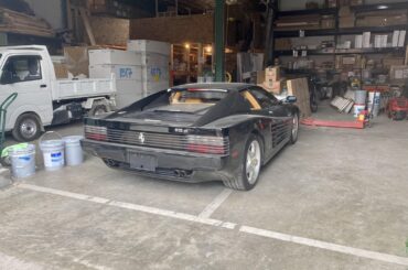 Stumbled upon a 1992 [Ferrari Testarossa 512 TR]. The owner was nice enough to open it up for me.