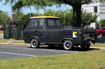 Classic car novice here; Does anyone know what make/model this antique truck is? 🛻😎