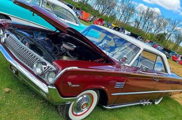 A stylish '64 Mercury Monclair Marauder.