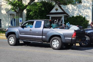 A reminder that "squatted trucks" are just the latest in a long line of dudebros using their trucks for stolen valor from actual blue collar workers and probably the dumbest.