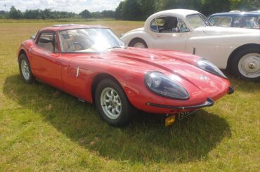 Marcos 3 litre looking tiny next to XK120!