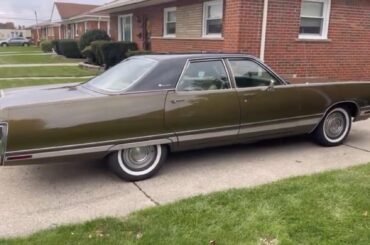 So is this ‘72 New Yorker original? Because I didn’t see any other one with the two colours which didn’t have a vinyl roof