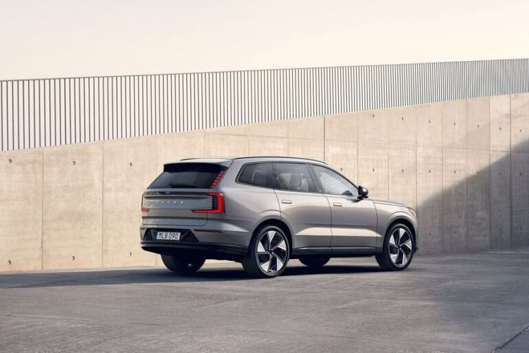 2025 Volvo EX90 Will Reach Customers With Missing Features