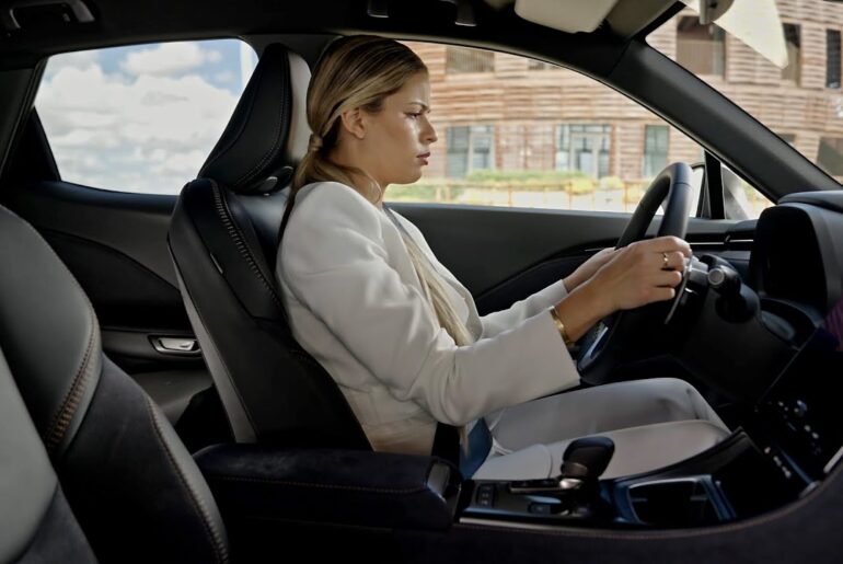 How to adjust the steering wheel | LEXUS EUROPE