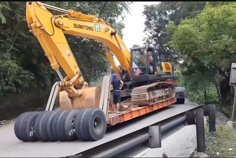 The wheel arrangement on the trailer carrying the excavator looks unusual to me.