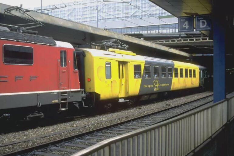 The SBB debuted the "Chäs Express" in the 1990s, a group of restaurant cars equipped for serving fondue. They were given a "block of cheese"-livery to tell them apart from regular restaurant cars.