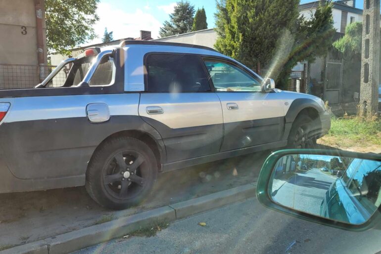 Quite a rare sight, especially in my town, maybe for some people it's not a car porn, but you have to admit it's pretty unique - Subaru Baja [2016x1134]