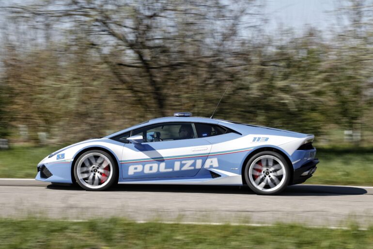 The Italian police employs 2 Lamborghini Huracan cars for fast emergency transport of organs & blood plasma (5472x3648)