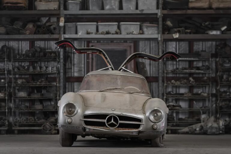 Junkyard car porn: Dusty Mercedes-Benz 300 SL Gullwing is unable to rust in peace because of its alloy body. (3000x2250)