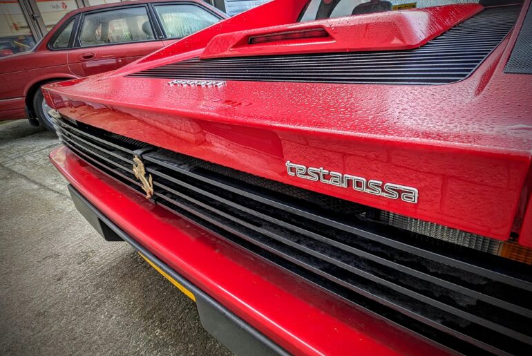 Ferrari Testarossa out in the rain [4080x3072]