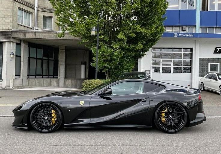 Ferrari 812 Superfast (1123 x1030)