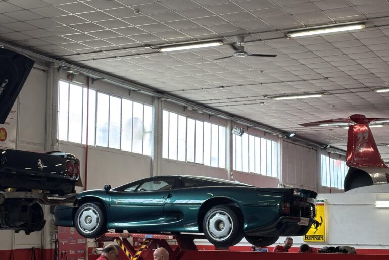 [XJ220] spotted in the repair shop