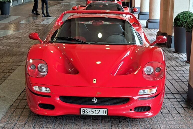 [Ferrari F50/Enzo/2x LaFerrari] spotted in a swiss palace