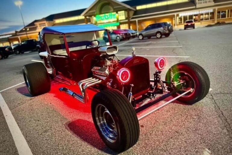 I daily drive this 1800 pound Ford roadster with a SBF. 🏎️🔥