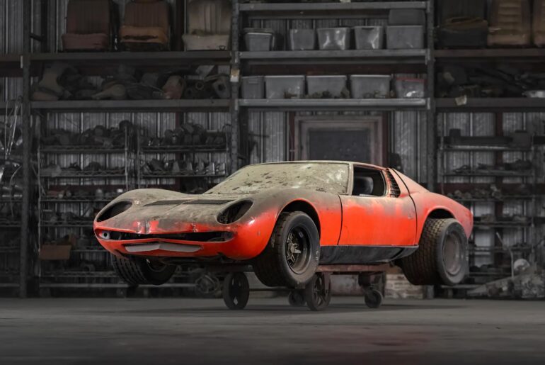 Junkyard car porn: Dusty and stripped down crashed Lamborghini Miura thinks it's still more gorgeous than modern day Lamborghinis. (3000x2250)