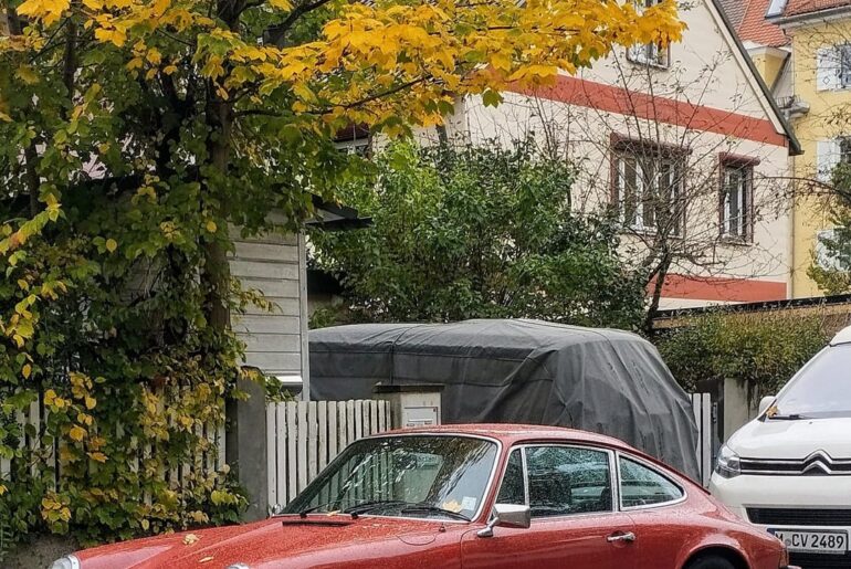 [Porsche 911] An autumnal colored Porsche on the streets